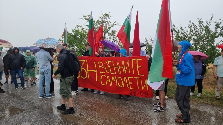 Протест блокира пътя към авиобаза "Безмер": Вън военните самолети (снимки)