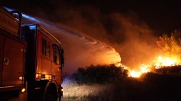 "Огънят се самозахранва": 100 унищожени сгради във Франция, пламъците се насочват към Бордо