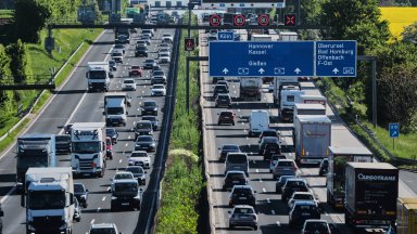 34 ранени, сред тях много деца, сред като кемпер се вряза в колона от коли на магистрала в Германия