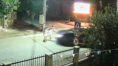 Шофьор блъсна баща и дете на пешеходна пътека в Червен бряг и избяга