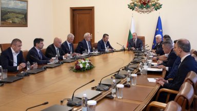 Службите на сигурност увериха Радев и трима министри, че самолетите в Безмер не застрашават националната сигурност