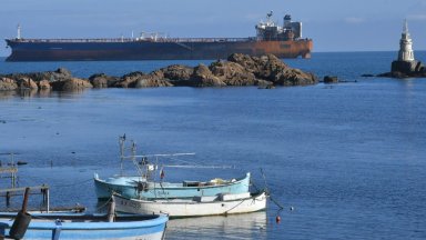 Сателитен анализ на "Грийнпийс" - България установи десетки нефтени петна край "Кайрос"