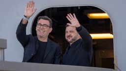 Бърнам посрещна Зеленски на самолетоносача "Кралица Елизабет" (снимки/видео)