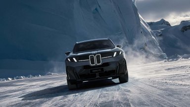 BMW започна да показа реклами на екраните в автомобилите си