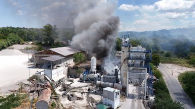Пожар горя в асфалтова база в русенския квартал "Средна кула" (снимки)