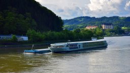Круизен кораб с близо 240 души на борда заседна в Дунав напът за Видин (видео)