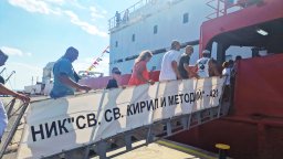 Опашки от множество желаещи да се качат на полярния ни кораб се извиха в Несебър (снимки)
