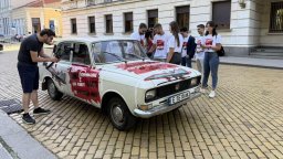 Младите на "Да, България" протестираха със стар "Москвич" пред МО 