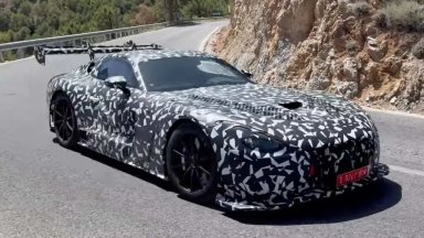 Mercedes-AMG GT Black Series се завръща с огромно крило и V8 двигател