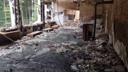 Показаха първи кадри от обгорялата хижа "Петрохан" (видео)