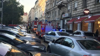 Мащабна акция на спешните служби в района на БНБ и Народния театър (снимки) 