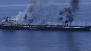 Американски танкер с газ гори след удар от дрон в Египет
