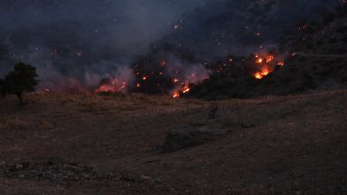 Турция евакуира болница и над 400 къщи заради мащабните пожари, в Гърция умират огнеборци