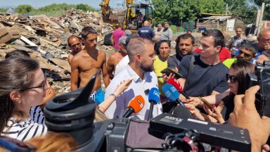 Нападнаха журналисти при събаряне на незаконно строителство във "Филиповци" (снимки/видео)