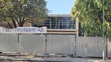 Пловдив дава нов живот на кино "Космос" с обновен площад пред сградата (снимки)