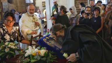 Чудотворната икона на Пресвета Богородица - Хавайска бе посрещната в София