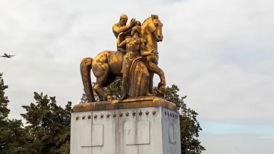 Тръмп представи обновените и повторно позлатени конни статуи "Изкуствата на войната" край Мемориала на Линкълн