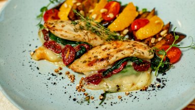 И понеделниците имат вкус! Сочни пилешки филенца със сушени домати, спанак и моцарела