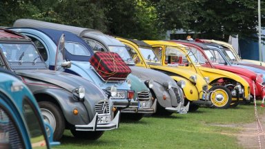 Близо 500 коли Citroen 2CV от цяла Европа се събраха в Германия