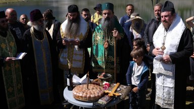 Патриархът отслужи водосвет при езерото Бъбрека в Рила (снимки)