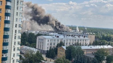 Голям пожар избухна в изследователски център на "Роскосмос" край Москва (видео)