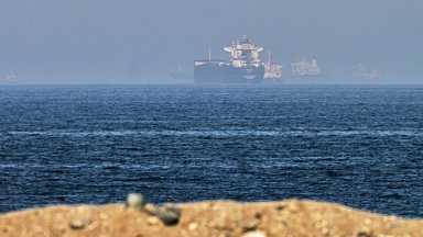 Нефт изтича от руски "сенчест" танкер след взривове край Оман (видео)