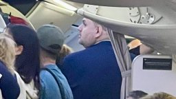 "Да, България" пусна папарашки снимки на Пеевски от полет на Turkish Airlines
