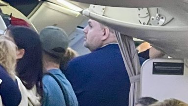 "Да, България" пусна папарашки снимки на Пеевски от полет на Turkish Airlines