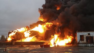 Петролна рафинерия гори в Ярославска област след украинска атака с дронове (видео)