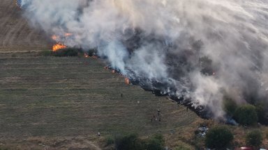Голям пожар избухна край Северната скоростна тангента в София (снимки/видео)