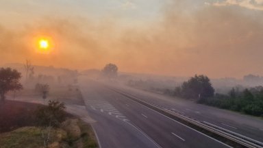 Пожарът край АМ "Тракия“ е овладян частично, отвориха магистралата (снимки/видео)