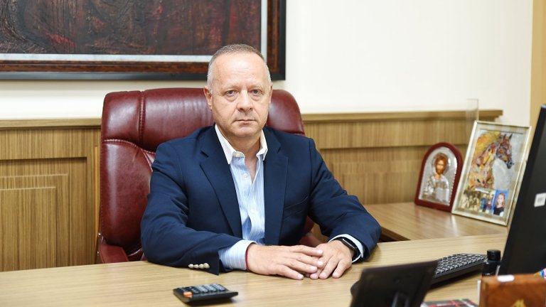 Д-р Михаил Тиков празнува рожден ден край морето