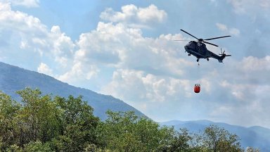 Пожар пламна на изхода на Асеновград, хеликоптери се включиха в гасенето