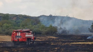 Пожарът при бобошевското село Висока могила изпепели две къщи (снимки/видео)