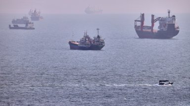 Поразен е кораб в Ормузкия проток. Отварянето му зависи от САЩ, заяви Иран