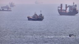 С мащабна военна операция САЩ екскортираха 40 кораба с петрол през Ормуз