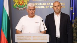 Тениската на военния министър превзе социалните мрежи