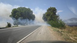 Пожар край Сливен временно затвори Подбалканския път и спря влакове