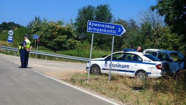 Горски пожар след взрива в склада за боеприпаси край Трявна, огънят приближава "Емко" 