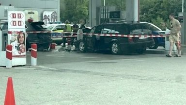 Шофьор блъсна жена и се вряза в колонка на бензиностанция на АМ "Хемус"