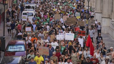 "По-малко туризъм, повече живот": Жителите на Майорка протестираха срещу масовия туризъм 