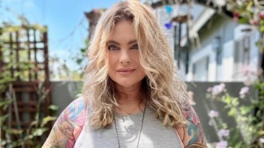 На 56 г. Ерика Елениак се завръща в "Спасители на плажа“ и дебютира в OnlyFans 
