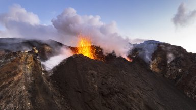 Летището в Катания остава затворено заради изригването на вулкана Етна 
