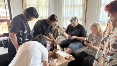 Гости от Япония се учат да изработват самоковска шита дантела - кене в Доспевската къща