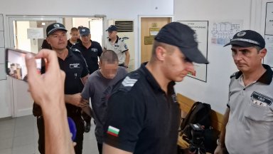 Пуснаха от ареста двете момчета, нападнали непалци в Пловдив (снимки)