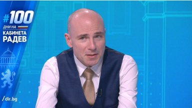 Петър Чолаков: Румен Радев опитва да тъче на два стана