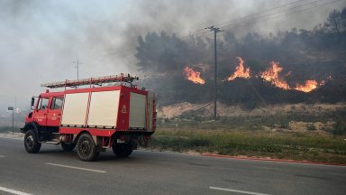 Изгоряла къща, ранени огнеборци и спасителна акция по море след пожара на Халкидики (снимки)