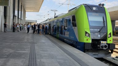 Тръгнаха новите електрически влакове "Шкода". Вижте ги (снимки)