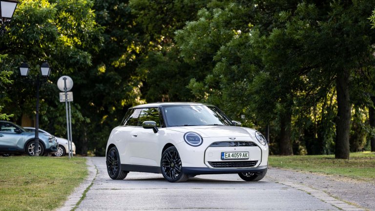 MINI Cooper SE облече британската си елегантност в костюм на Пол Смит