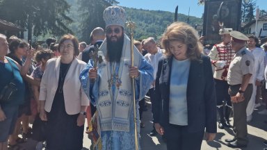Йотова се включи с богомолци от цялата страна в шествието с "Богородица Троеручица" (снимки)